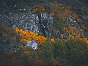 Превью обои дом, горы, лес, скалы, деревья