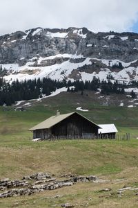 Превью обои дом, горы, лужайка, пейзаж, природа