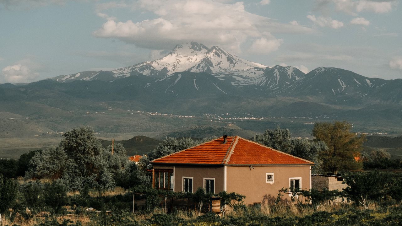 Обои дом, горы, облака, пейзаж, загородный картинки на рабочий стол .