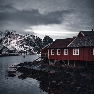 Превью обои дом, горы, снежный, берег