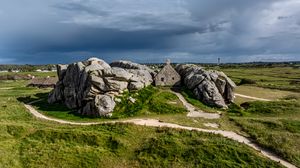 Превью обои дом, камни, тропа, трава, небо