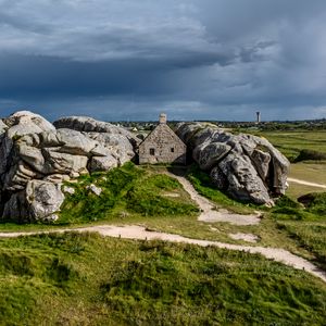 Превью обои дом, камни, тропа, трава, небо