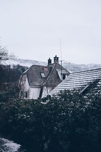 Превью обои дом, крыша, снег, деревья, горы, зима