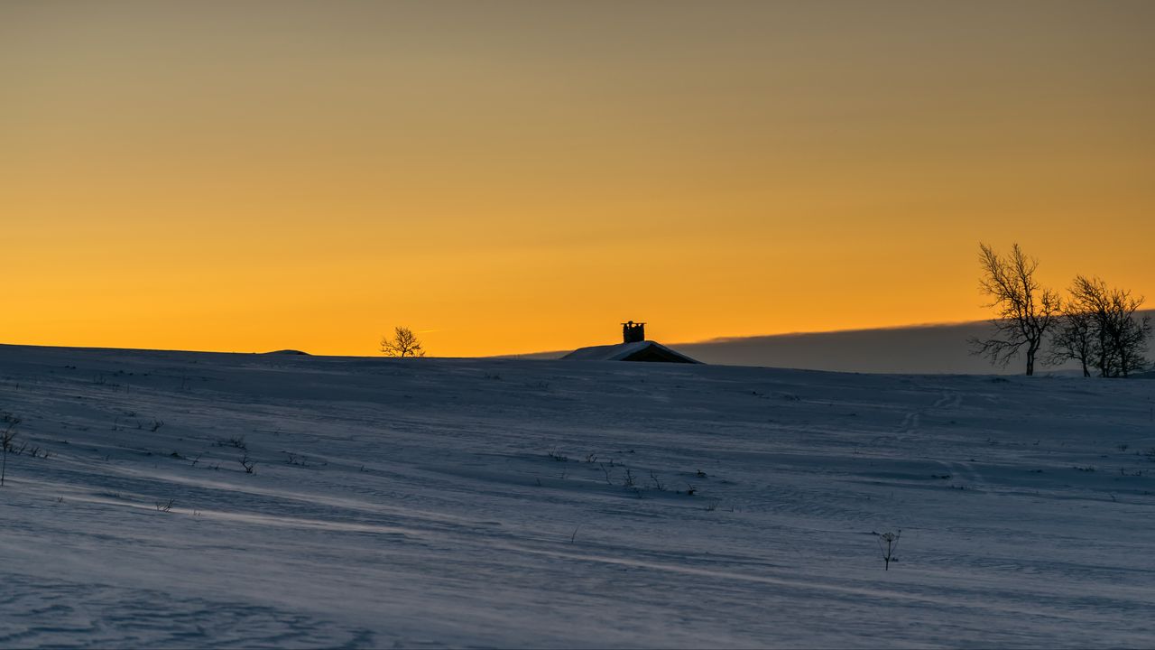 Обои дом, крыша, снег, поле, закат, сумерки, зима картинки на рабочий стол,  фото скачать бесплатно