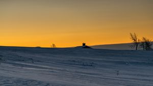 Превью обои дом, крыша, снег, поле, закат, сумерки, зима