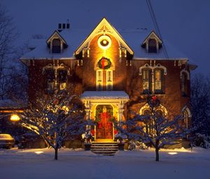 Превью обои дом, ночь, свет, деревья, праздник, рождество