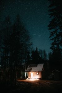 Превью обои дом, ночь, звездное небо, деревья, темнота, свет