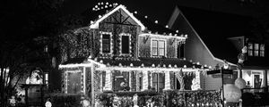 Превью обои дом, огни, гирлянды, украшения, черно-белый, новый год, рождество