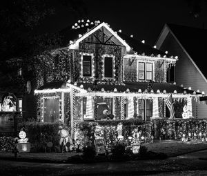 Превью обои дом, огни, гирлянды, украшения, черно-белый, новый год, рождество