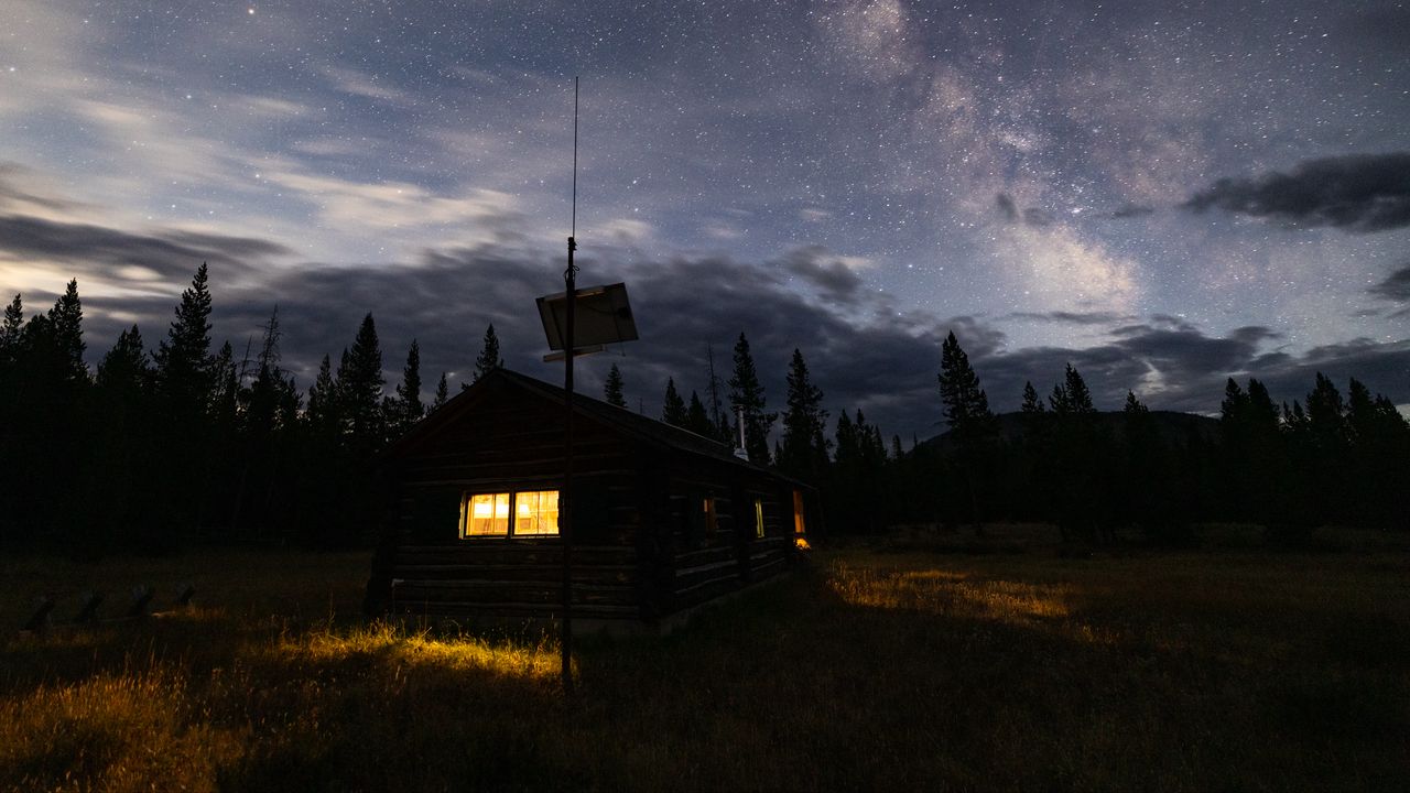 Обои дом, окно, звездное небо, ночь, деревья картинки на рабочий стол, фото  скачать бесплатно