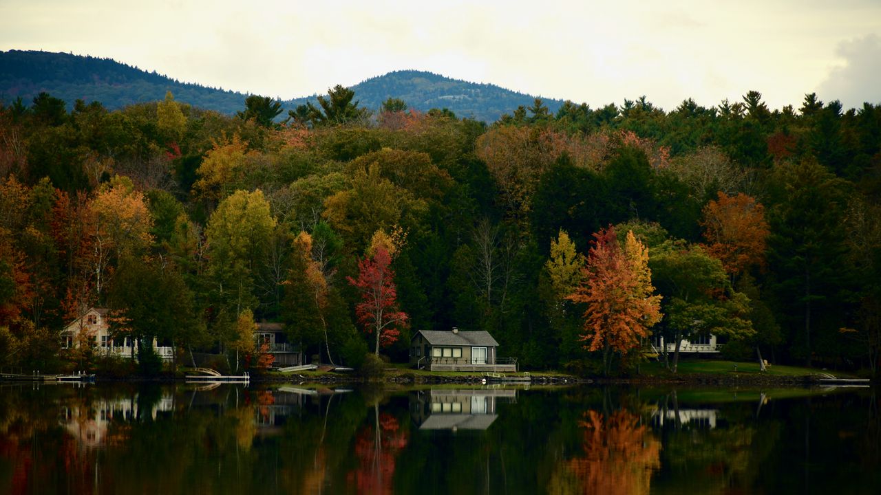 Обои дом, озеро, деревья, осень, отражение, пейзаж