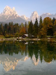 Превью обои дом, озеро, деревья, горы, отражение, природа