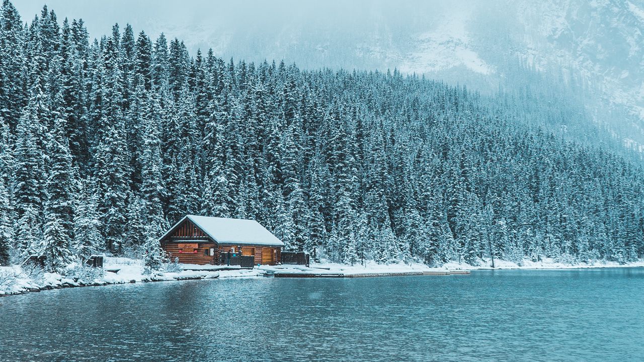 Обои дом, озеро, горы, зима