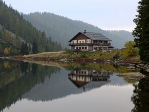 Превью обои дом, озеро, отражение, лес, вид