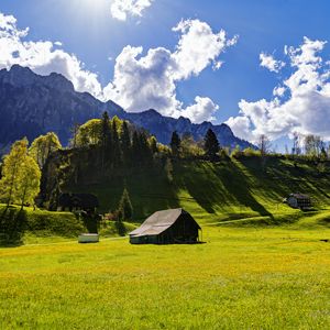 Превью обои дом, поле, деревья, горы, облака, пейзаж