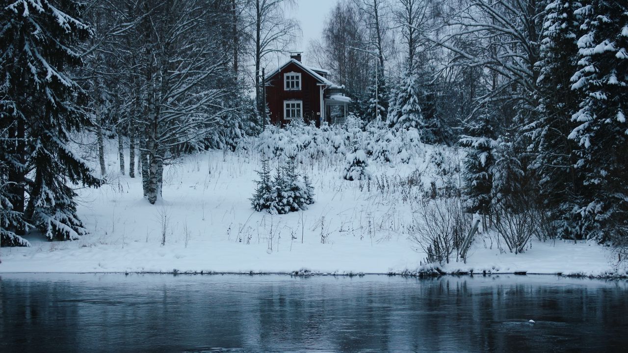 Обои дом, река, берег, снег, зима