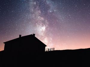 Превью обои дом, силуэт, ночь, звездное небо