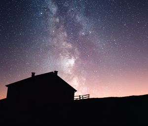 Превью обои дом, силуэт, ночь, звездное небо