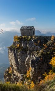 Превью обои дом, скала, кусты, природа