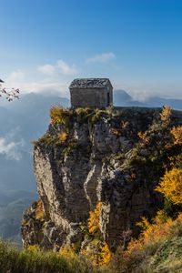 Превью обои дом, скала, кусты, природа