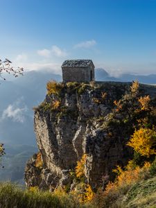 Превью обои дом, скала, кусты, природа