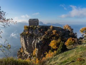Превью обои дом, скала, кусты, природа