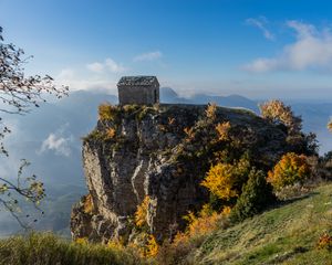 Превью обои дом, скала, кусты, природа