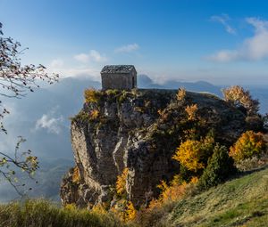 Превью обои дом, скала, кусты, природа