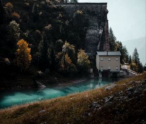 Превью обои дом, скала, река, природа