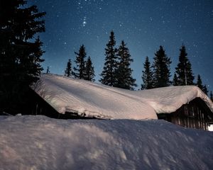 Превью обои дом, снег, звездное небо, звезды, ночь, зима