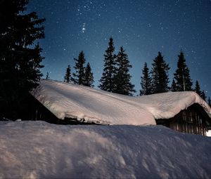 Превью обои дом, снег, звездное небо, звезды, ночь, зима