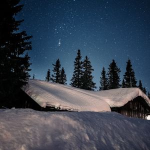 Превью обои дом, снег, звездное небо, звезды, ночь, зима