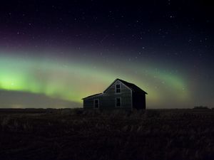 Превью обои дом, трава, ночь, звездное небо, северное сияние