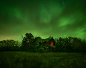 Превью обои дом, трава, северное сияние, ночь, заброшенный, старый, зеленый