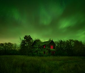 Превью обои дом, трава, северное сияние, ночь, заброшенный, старый, зеленый