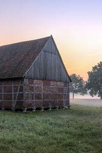 Превью обои дом, трава, туман, деревья, утро