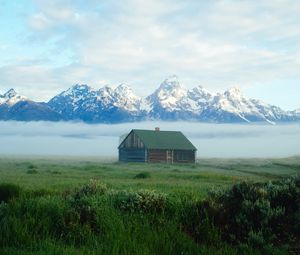 Превью обои дом, здание, горы, туман, трава