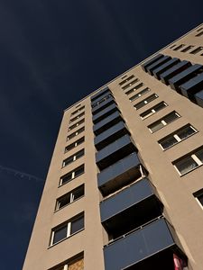 Превью обои дом, здание, окна, балконы, небо, фасад
