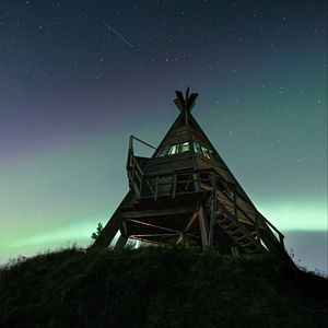 Превью обои дом, звездное небо, северное сияние, ночь, темный