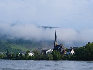 Превью обои дома, башня, река, берег, деревья