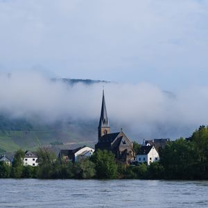 Превью обои дома, башня, река, берег, деревья