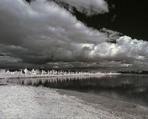 Превью обои дома, берег, озеро, облака, чб