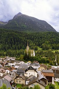 Превью обои дома, деревья, лес, горы, холмы, вид