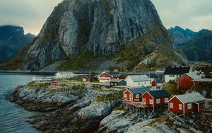 Превью обои дома, гора, побережье, вид сверху, пейзаж, норвегия, скандинавия