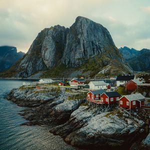 Превью обои дома, гора, побережье, вид сверху, пейзаж, норвегия, скандинавия