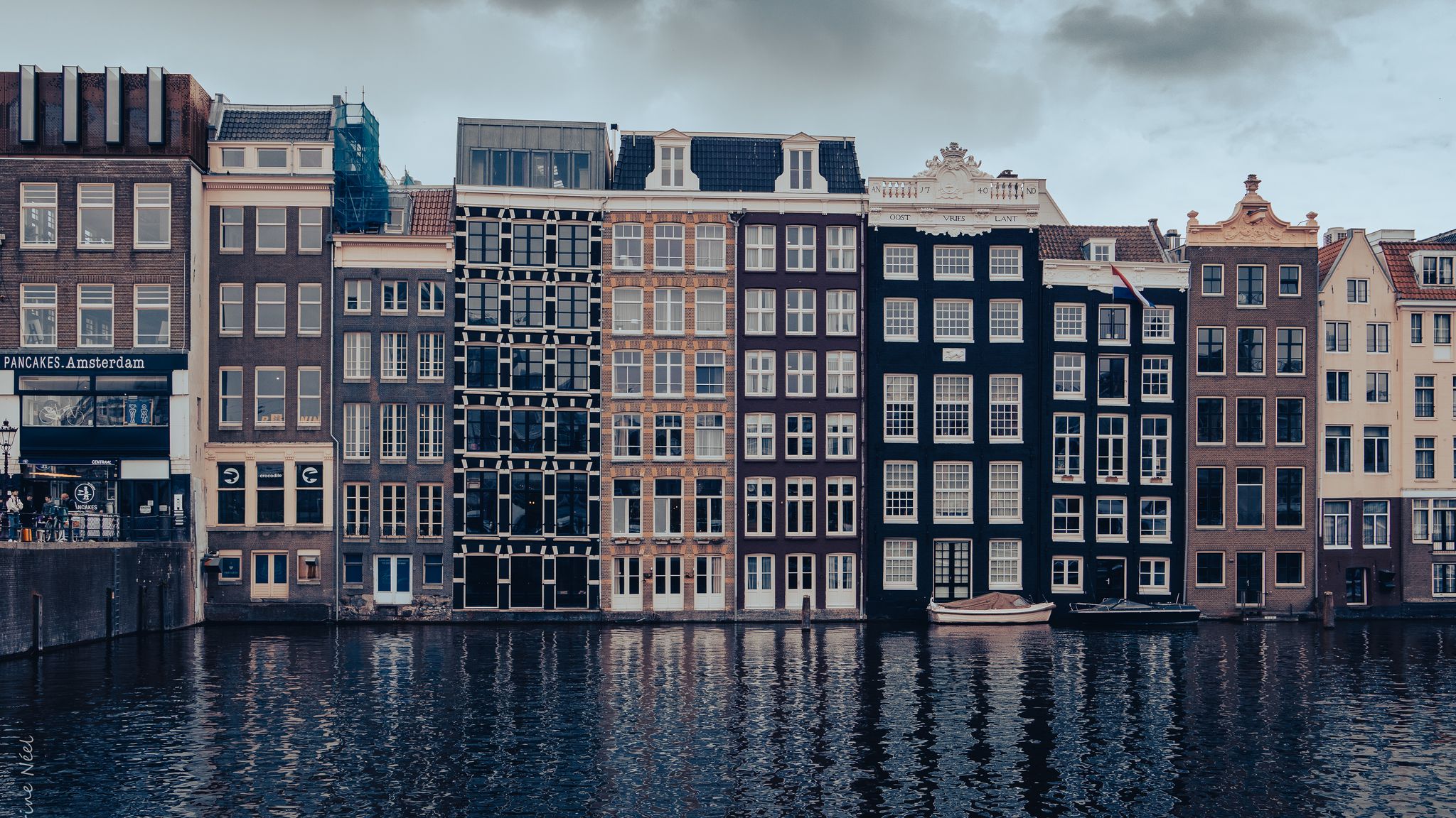 Амстердам город на воде. Дома на воде в Амстердаме. Амстердам обои. Амстердам город на воде 17 век.