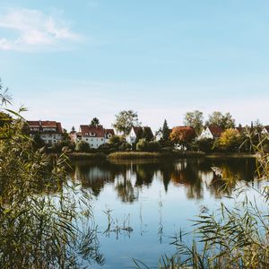Превью обои дома, озеро, трава, берег, сумерки