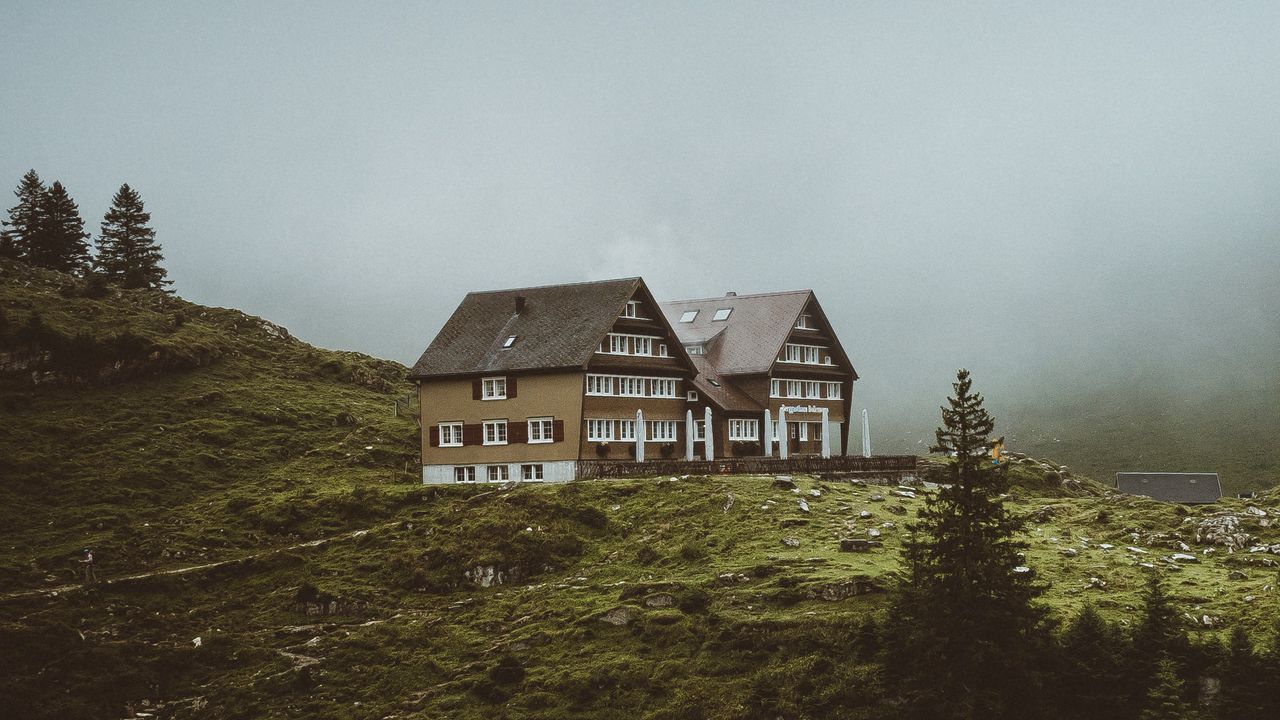 Обои дома, склон, туман, трава