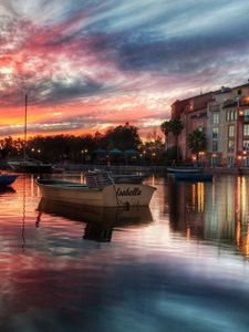 Превью обои дома, вода, отражение, лодки, небо, hdr