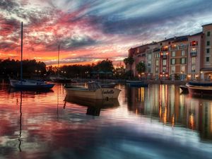 Превью обои дома, вода, отражение, лодки, небо, hdr